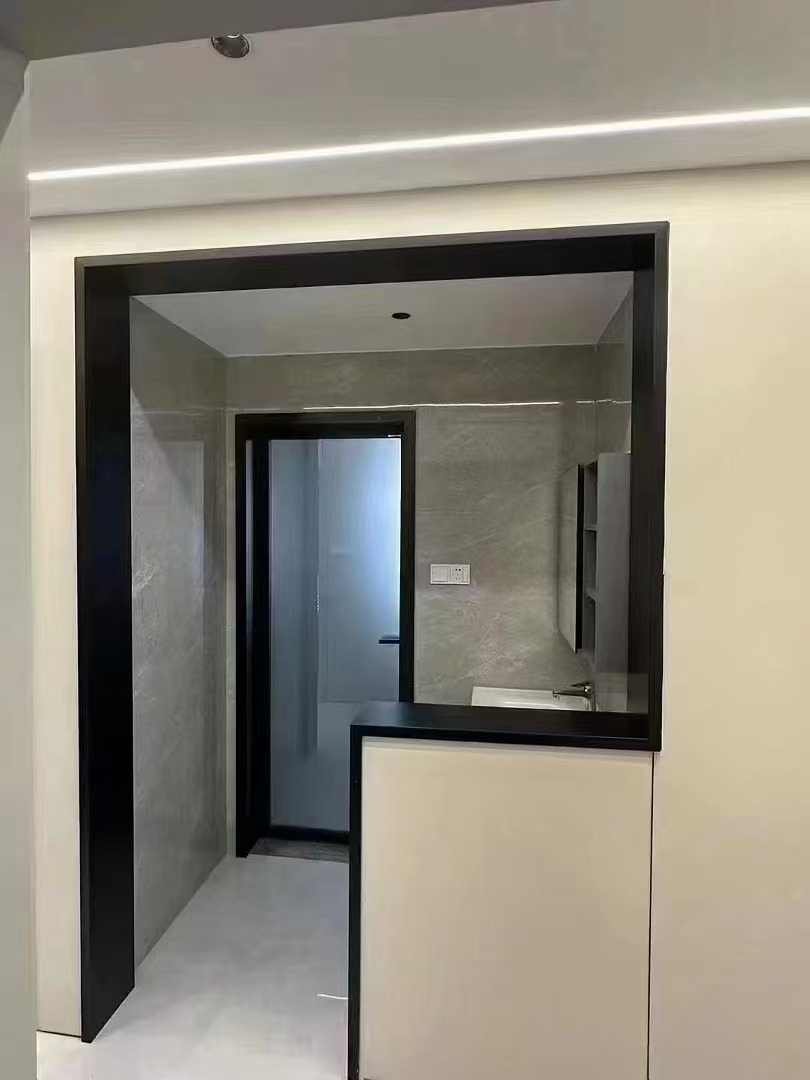 黑色铝合金门窗套安装在走廊门框实景效果图
